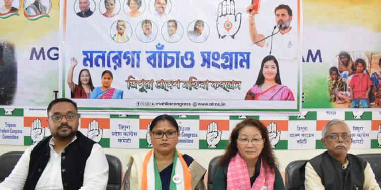 দলীয় সংগঠনকে আরও শক্তিশালী করতে রাজ্য সফরে এলেন সর্বভারতীয় মহিলা কংগ্রেসের সাধারণ সম্পাদিকা। বিভিন্ন কর্মসূচি ও নেতৃত্বের সঙ্গে বৈঠকে অংশ নেন তিনি।