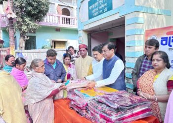 আগরতলা পুর নিগমের চার বছর পূর্তি উপলক্ষে নগর জুড়ে জনকল্যাণমূলক কর্মসূচি গ্রহণ করা হয়েছে। তারই অঙ্গ হিসেবে মঙ্গলবার ১৪ নম্বর ওয়ার্ডে কর্পোরেটর স্নিগ্ধা দাস দেবের উদ্যোগে দুস্থদের মধ্যে শীতবস্ত্র বিতরণ করা হয়।