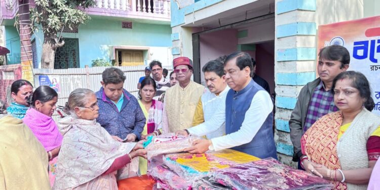 আগরতলা পুর নিগমের চার বছর পূর্তি উপলক্ষে নগর জুড়ে জনকল্যাণমূলক কর্মসূচি গ্রহণ করা হয়েছে। তারই অঙ্গ হিসেবে মঙ্গলবার ১৪ নম্বর ওয়ার্ডে কর্পোরেটর স্নিগ্ধা দাস দেবের উদ্যোগে দুস্থদের মধ্যে শীতবস্ত্র বিতরণ করা হয়।