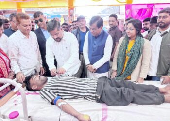 জিবি বাজার ব্যবসায়ী সমিতির উদ্যোগে আয়োজিত রক্তদান শিবিরে অংশ নিলেন মন্ত্রী সুশান্ত চৌধুরী ও আগরতলা পুর নিগমের মেয়র দীপক মজুমদার।