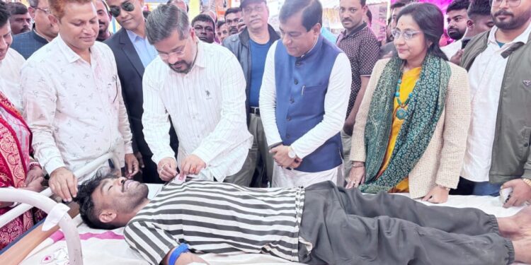 জিবি বাজার ব্যবসায়ী সমিতির উদ্যোগে আয়োজিত রক্তদান শিবিরে অংশ নিলেন মন্ত্রী সুশান্ত চৌধুরী ও আগরতলা পুর নিগমের মেয়র দীপক মজুমদার।