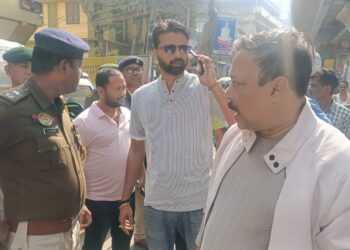 রাজধানীতে ফের আক্রান্ত সাংবাদিক। মঙ্গলবার রাতে দৈনিক সংবাদ-এর সাংবাদিক মৃণাল কান্তি দেবনাথ কাজ সেরে বাড়ি ফেরার পথে মিলনচক্র এলাকায় পৌঁছালে কয়েকজন দুষ্কৃতী তার উপর সংঘবদ্ধভাবে আক্রমণ করে। এই ঘটনার তীব্র প্রতিবাদ জানিয়েছেন আগরতলা প্রেস ক্লাবের সভাপতি প্রণব সরকার।