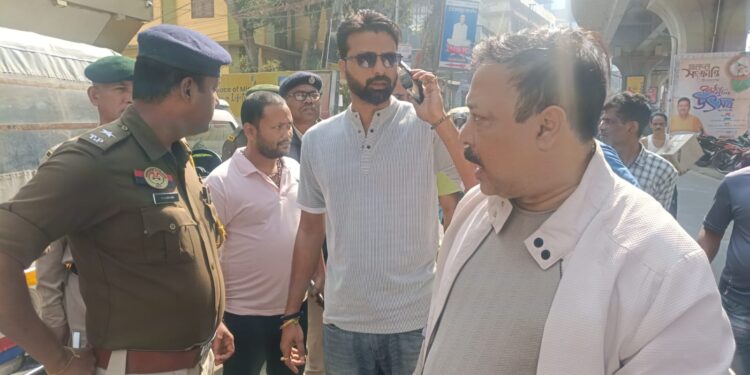 রাজধানীতে ফের আক্রান্ত সাংবাদিক। মঙ্গলবার রাতে দৈনিক সংবাদ-এর সাংবাদিক মৃণাল কান্তি দেবনাথ কাজ সেরে বাড়ি ফেরার পথে মিলনচক্র এলাকায় পৌঁছালে কয়েকজন দুষ্কৃতী তার উপর সংঘবদ্ধভাবে আক্রমণ করে। এই ঘটনার তীব্র প্রতিবাদ জানিয়েছেন আগরতলা প্রেস ক্লাবের সভাপতি প্রণব সরকার।