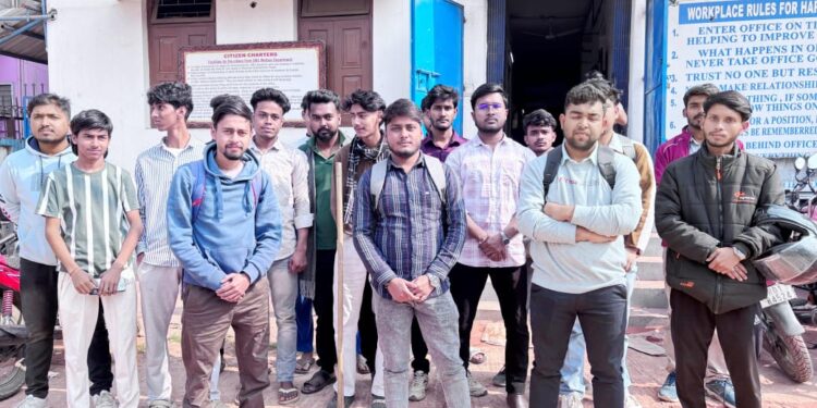 মেধা বৃত্তির অর্থ বকেয়া নিয়ে ফের আন্দোলনের পথে কলেজ পড়ুয়ারা। ওবিসি কল্যাণ দপ্তরের বিরুদ্ধে ক্ষোভ উগরে দিয়ে দাবি আদায়ে আজ রাজ্য ওবিসি কল্যাণ অধিকর্তার কার্যালয়ে হাজির পড়ুয়ারা।