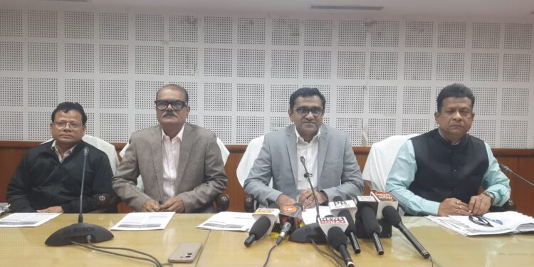 ফের নিপা ভাইরাসের আতঙ্ক! কেরল ও পশ্চিমবঙ্গে বিক্ষিপ্ত সংক্রমণের খবর সামনে আসতেই সতর্ক কেন্দ্র। পরিস্থিতি মোকাবিলায় আজ জরুরি বৈঠকে বসেছে জাতীয় স্বাস্থ্য মিশনের রাজ্য শাখা।