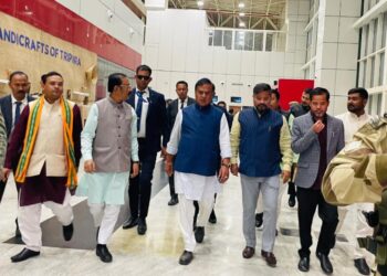 রাজ্যে পা রাখলেন অসমের মুখ্যমন্ত্রী হিমন্ত বিশ্ব শর্মা। আগরতলার এমবিবি বিমানবন্দরে তাঁকে স্বাগত জানান প্রদেশ বিজেপি সভাপতি রাজীব ভট্টাচার্য সহ মন্ত্রী সুশান্ত চৌধুরী ও শুক্লাচরণ নোয়াতিয়া।