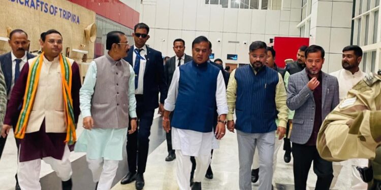 রাজ্যে পা রাখলেন অসমের মুখ্যমন্ত্রী হিমন্ত বিশ্ব শর্মা। আগরতলার এমবিবি বিমানবন্দরে তাঁকে স্বাগত জানান প্রদেশ বিজেপি সভাপতি রাজীব ভট্টাচার্য সহ মন্ত্রী সুশান্ত চৌধুরী ও শুক্লাচরণ নোয়াতিয়া।