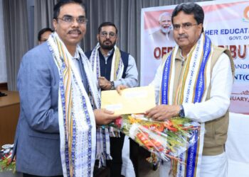 নতুন নিযুক্তিপ্রাপ্ত সাধারণ ডিগ্রি কলেজের পাঁচ জন অধ্যক্ষকে নিয়োগপত্রের হলুদ খাম তুলে দিয়ে শুভেচ্ছা জানান মুখ্যমন্ত্রী।