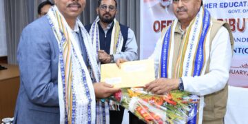 নতুন নিযুক্তিপ্রাপ্ত সাধারণ ডিগ্রি কলেজের পাঁচ জন অধ্যক্ষকে নিয়োগপত্রের হলুদ খাম তুলে দিয়ে শুভেচ্ছা জানান মুখ্যমন্ত্রী।