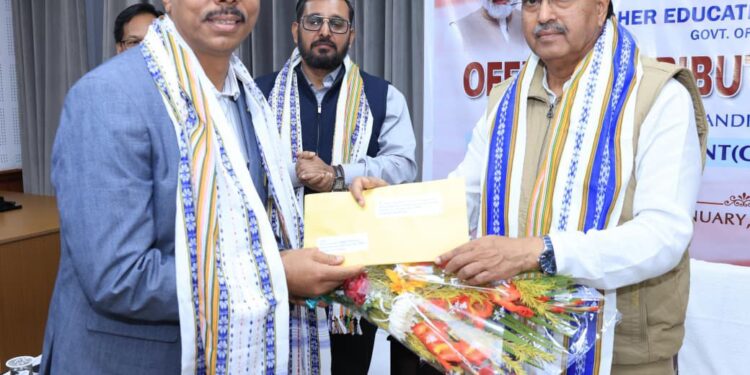 নতুন নিযুক্তিপ্রাপ্ত সাধারণ ডিগ্রি কলেজের পাঁচ জন অধ্যক্ষকে নিয়োগপত্রের হলুদ খাম তুলে দিয়ে শুভেচ্ছা জানান মুখ্যমন্ত্রী।