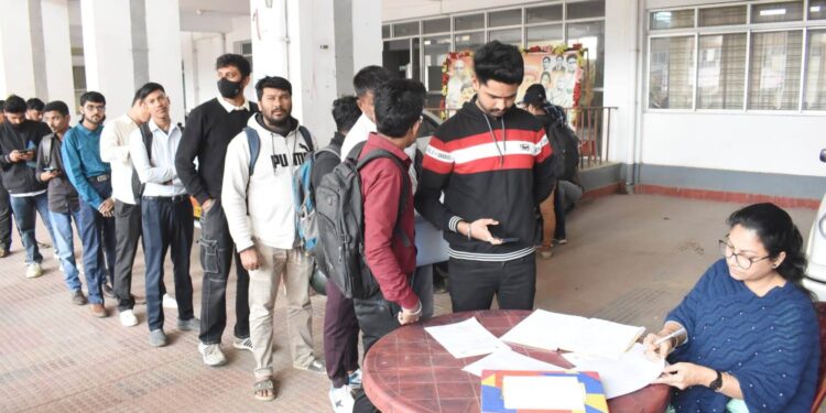 ভারত সরকারের ন্যাশনাল কেরিয়ার সার্ভিস প্রকল্পের আওতায় রাজ্যের মডেল কেরিয়ার সেন্টার ও ডিস্ট্রিক্ট এমপ্লয়মেন্ট এক্সচেঞ্জ, আগরতলার উদ্যোগে শনিবার আগরতলার শ্রম ভবন প্রাঙ্গণে একদিনের জব ফেয়ারের আয়োজন করা হয়।