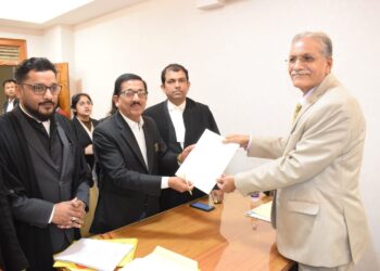 ত্রিপুরা বার কাউন্সিলের আসন্ন নির্বাচনের জন্য মনোনয়নপত্র জমা দিলেন মোট ১৭ জন প্রার্থী। নির্বাচনী প্রক্রিয়া ঘিরে আইনজীবী মহলে শুরু হয়েছে তৎপরতা।