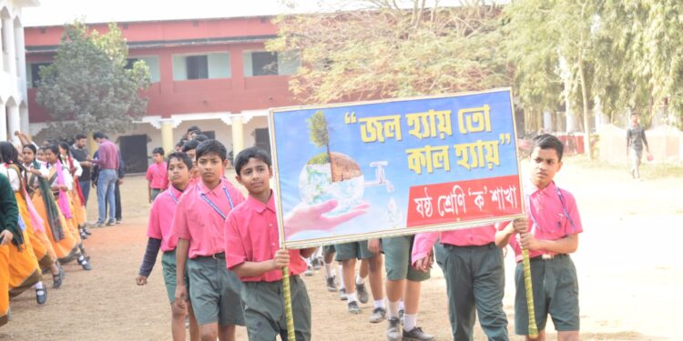 ২৩শে জানুয়ারি উপলক্ষে রাজধানীর নেতাজী সুভাষ বিদ্যানিকেতনে ছাত্র-ছাত্রীদের প্রস্তুতি তুঙ্গে। একই দিনে সরস্বতী পুজোর আয়োজন থাকায় বিদ্যালয়ে চলছে ব্যস্ততা। গোটা বিষয় নিয়ে সংবাদ মাধ্যমের মুখোমুখি হয়ে বিস্তারিত তথ্য তুলে ধরেন স্কুলের প্রধান শিক্ষিকা।
