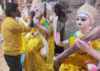 সরস্বতী পূজাকে সামনে রেখে মূর্তি পাড়ায় চলছে শেষ মুহূর্তের প্রস্তুতি—রঙে-তুলিতে প্রাণ পাচ্ছে বিদ্যার দেবীর মূর্তি। 
