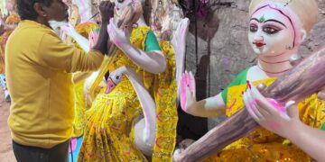 সরস্বতী পূজাকে সামনে রেখে মূর্তি পাড়ায় চলছে শেষ মুহূর্তের প্রস্তুতি—রঙে-তুলিতে প্রাণ পাচ্ছে বিদ্যার দেবীর মূর্তি। 
