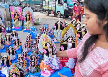 ২৩শে জানুয়ারি একই দিনে সরস্বতী পুজো পড়ায় স্কুল-কলেজের ছাত্রছাত্রীদের মধ্যে উচ্ছ্বাস থাকলেও বাজারে জিনিসপত্রের চড়া দামে চিন্তায় পড়েছেন সাধারণ মানুষ। মূল্যবৃদ্ধির প্রভাব পড়েছে সরস্বতী মূর্তি থেকে শুরু করে ফল-ফুল ও পুজোর সামগ্রীতেও।