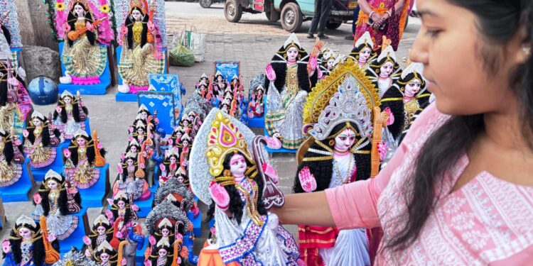 ২৩শে জানুয়ারি একই দিনে সরস্বতী পুজো পড়ায় স্কুল-কলেজের ছাত্রছাত্রীদের মধ্যে উচ্ছ্বাস থাকলেও বাজারে জিনিসপত্রের চড়া দামে চিন্তায় পড়েছেন সাধারণ মানুষ। মূল্যবৃদ্ধির প্রভাব পড়েছে সরস্বতী মূর্তি থেকে শুরু করে ফল-ফুল ও পুজোর সামগ্রীতেও।