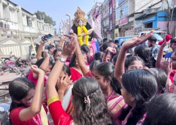 সরস্বতী পূজাকে ঘিরে আগরতলায় শুরু হয়েছে আনন্দ ও উৎসবের উল্লাস। শিক্ষাঙ্গন থেকে শহরজুড়ে উৎসবের রঙে মেতেছে ছাত্রছাত্রীরা।