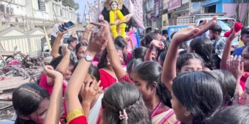 সরস্বতী পূজাকে ঘিরে আগরতলায় শুরু হয়েছে আনন্দ ও উৎসবের উল্লাস। শিক্ষাঙ্গন থেকে শহরজুড়ে উৎসবের রঙে মেতেছে ছাত্রছাত্রীরা।