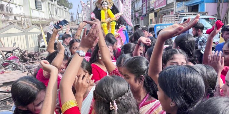 সরস্বতী পূজাকে ঘিরে আগরতলায় শুরু হয়েছে আনন্দ ও উৎসবের উল্লাস। শিক্ষাঙ্গন থেকে শহরজুড়ে উৎসবের রঙে মেতেছে ছাত্রছাত্রীরা।