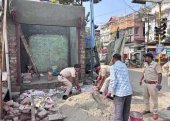 বেআইনি দখল উচ্ছেদে সক্রিয় আগরতলা পুর নিগম। কের চৌমুহনী এলাকার রামনগর ১ নম্বর রাস্তায় সরকারি খাস জমিতে বেআইনি পাকা নির্মাণের বিরুদ্ধে অভিযান চালিয়ে নির্মাণ সামগ্রী জব্দ করা হয়। এলাকাবাসীর দাবি, উদ্ধার হওয়া জমিতে স্কুল পড়ুয়াদের জন্য বাস স্ট্যান্ড নির্মাণ করা হোক।
