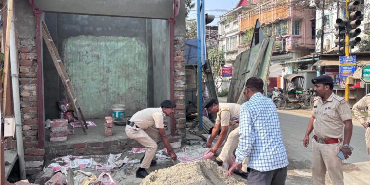 বেআইনি দখল উচ্ছেদে সক্রিয় আগরতলা পুর নিগম। কের চৌমুহনী এলাকার রামনগর ১ নম্বর রাস্তায় সরকারি খাস জমিতে বেআইনি পাকা নির্মাণের বিরুদ্ধে অভিযান চালিয়ে নির্মাণ সামগ্রী জব্দ করা হয়। এলাকাবাসীর দাবি, উদ্ধার হওয়া জমিতে স্কুল পড়ুয়াদের জন্য বাস স্ট্যান্ড নির্মাণ করা হোক।