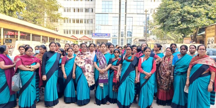 নামমাত্র পারিশ্রমিকে কাজ করেও ৪ মাস ধরে টাকা না পাওয়ার অভিযোগ—অবহেলিত অবস্থায় মানবেতর জীবনযাপন করতে বাধ্য আশা কর্মীরা।