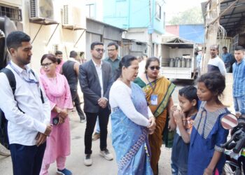 সারা ভারতব্যাপী শিশু শ্রমিক উদ্ধার অভিযানের অঙ্গ হিসেবে বুধবার রাজ্য শিশু অধিকার সুরক্ষা কমিশন ও পশ্চিম জেলা শ্রম দপ্তরের যৌথ উদ্যোগে লক্ষীনারায়ণ বাড়ি রোড, জিবি বাজার ও সূর্য চৌমুহনী এলাকায় অভিযান। শিশু শ্রমে যুক্ত থাকার অভিযোগে জিবি এলাকা থেকে তিন অপ্রাপ্তবয়স্ক শিশুকে উদ্ধার করা হয়। অভিযানের আওতায় শ্রম আইনে কড়া পদক্ষেপের হুঁশিয়ারি।