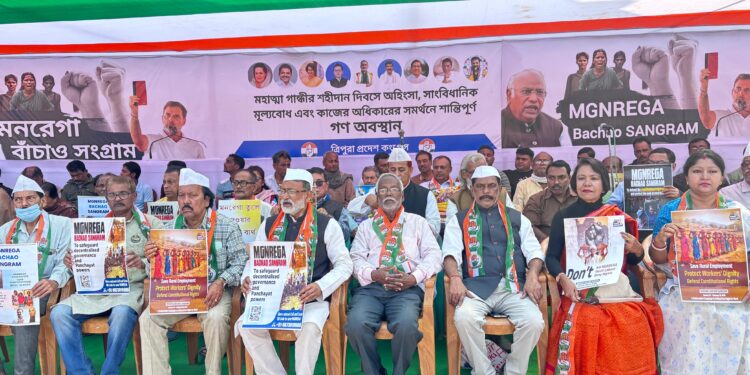 এমজিএন রেগা প্রকল্প থেকে মহাত্মা গান্ধীর নাম বাদ দেওয়ার প্রতিবাদে ও রাষ্ট্রপিতার তিরোধান দিবসে শ্রদ্ধা নিবেদন করল প্রদেশ কংগ্রেস।