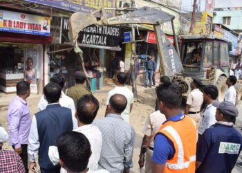 কঠোর প্রশাসনিক টোন নগর শৃঙ্খলা রক্ষায় পুর নিগমের ধারাবাহিক অভিযান। পোস্ট অফিস চৌমুহনী, হরিগঙ্গা বসাক রোড ও শকুন্তলা রোডে উচ্ছেদ কার্যক্রম সম্পন্ন।