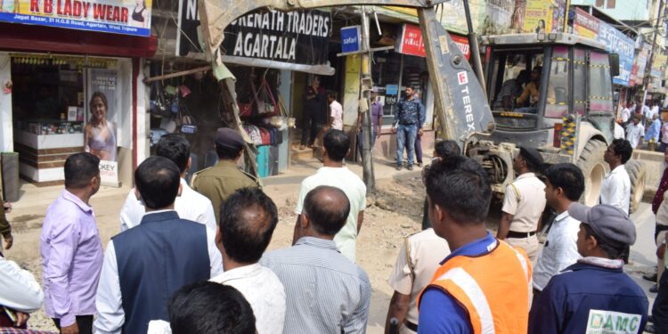 কঠোর প্রশাসনিক টোন নগর শৃঙ্খলা রক্ষায় পুর নিগমের ধারাবাহিক অভিযান। পোস্ট অফিস চৌমুহনী, হরিগঙ্গা বসাক রোড ও শকুন্তলা রোডে উচ্ছেদ কার্যক্রম সম্পন্ন।