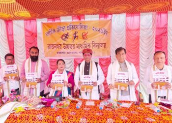 রাজনগর উচ্চতর মাধ্যমিক বিদ্যালয়ের বার্ষিক ক্রীড়া প্রতিযোগিতার মঞ্চে শিক্ষার্থীদের উৎসাহ দিতে উপস্থিত মেয়র দীপক মজুমদার।