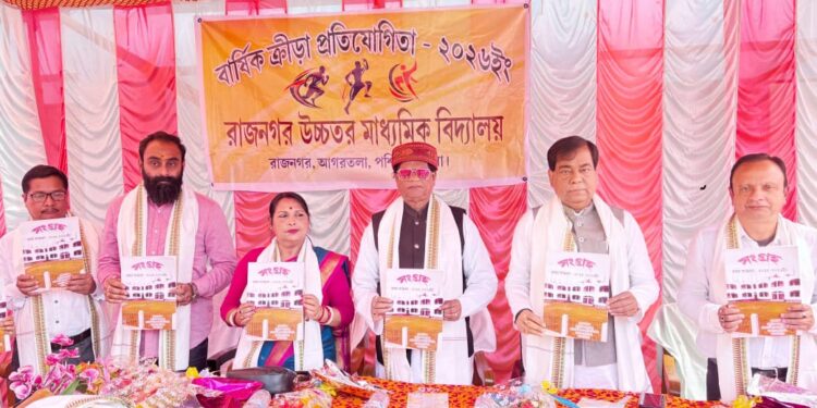 রাজনগর উচ্চতর মাধ্যমিক বিদ্যালয়ের বার্ষিক ক্রীড়া প্রতিযোগিতার মঞ্চে শিক্ষার্থীদের উৎসাহ দিতে উপস্থিত মেয়র দীপক মজুমদার।