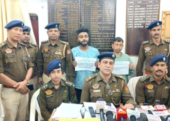 রাজধানীর প্রগতি রোড এলাকা থেকে নে-শা বিরোধী অভিযানে আগরতলা পশ্চিম থানার পুলিশের হাতে গ্রেপ্তার ২ নে-শা কারবারি যুবক।