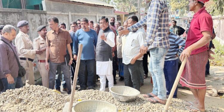 রামনগরের মানুষের নাগরিক সুবিধা বাড়ানো ও দীর্ঘদিনের সমস্যা সমাধানে কার্যকর উদ্যোগ নেওয়ার প্রতিশ্রুতি দিলেন মেয়র দীপক মজুমদার।