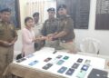  পশ্চিম থানার পুলিশের তৎপরতায় উদ্ধার ৩০টি হারিয়ে যাওয়া মোবাইল। মালিকদের হাতে তুলে দিয়ে মানবিক দৃষ্টান্ত স্থাপন করল পুলিশ প্রশাসন।