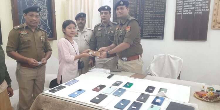  পশ্চিম থানার পুলিশের তৎপরতায় উদ্ধার ৩০টি হারিয়ে যাওয়া মোবাইল। মালিকদের হাতে তুলে দিয়ে মানবিক দৃষ্টান্ত স্থাপন করল পুলিশ প্রশাসন।