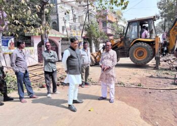 রামনগর ১নং রোডে কভার ড্রেনের কাজ চলাকালীন গাছ ভেঙে দুর্ঘটনা; খবর পেয়ে ঘটনাস্থলে মেয়র তথা বিধায়ক দীপক মজুমদার।