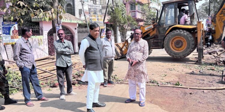 রামনগর ১নং রোডে কভার ড্রেনের কাজ চলাকালীন গাছ ভেঙে দুর্ঘটনা; খবর পেয়ে ঘটনাস্থলে মেয়র তথা বিধায়ক দীপক মজুমদার।