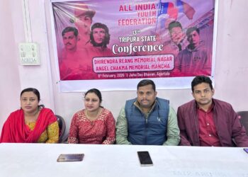 AIYF ত্রিপুরা রাজ্য পরিষদের উদ্যোগে সাংবাদিক সম্মেলন; উপস্থিত AIYF জাতীয় সভাপতি রৌসন সিনহা সহ রাজ্য নেতৃত্ব।