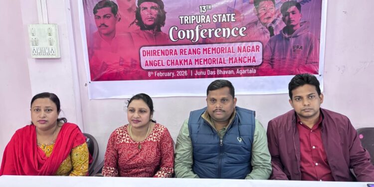 AIYF ত্রিপুরা রাজ্য পরিষদের উদ্যোগে সাংবাদিক সম্মেলন; উপস্থিত AIYF জাতীয় সভাপতি রৌসন সিনহা সহ রাজ্য নেতৃত্ব।