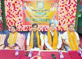 আগরতলা পুর নিগমের ৪র্থ বর্ষপূর্তি উপলক্ষে আয়োজিত শান্তি বস্ত্র বিতরণ অনুষ্ঠানে উপস্থিত জনপ্রতিনিধি ও অতিথিবৃন্দ।