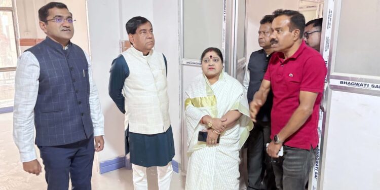 জ্যাকসন গেইট সংলগ্ন আগরতলা সিটি হাসপাতালের নির্মাণ কাজ পরিদর্শনে পুর নিগমের মেয়র দীপক মজুমদার। ধীরগতির কাজ নিয়ে অসন্তোষ প্রকাশ করে ঠিকাদারকে দ্রুত কাজ শেষ করার নির্দেশ দেন তিনি। আগামী এক মাসের মধ্যেই হাসপাতালের কাজ সম্পূর্ণ হবে বলে জানান মেয়র।