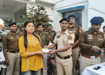 এন সি সি থানা এলাকার বিভিন্ন স্থান থেকে উদ্ধার হওয়া চুরি যাওয়া বাইক, স্কুটি সহ অন্যান্য সামগ্রী আজ প্রকৃত মালিকদের হাতে তুলে দিল পুলিশ। চুরি প্রতিরোধে ও উদ্ধার অভিযানে এন সি সি থানা পুলিশের সক্রিয় ভূমিকার প্রশংসা করেন স্থানীয় বাসিন্দারা।