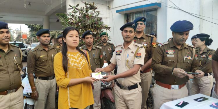 এন সি সি থানা এলাকার বিভিন্ন স্থান থেকে উদ্ধার হওয়া চুরি যাওয়া বাইক, স্কুটি সহ অন্যান্য সামগ্রী আজ প্রকৃত মালিকদের হাতে তুলে দিল পুলিশ। চুরি প্রতিরোধে ও উদ্ধার অভিযানে এন সি সি থানা পুলিশের সক্রিয় ভূমিকার প্রশংসা করেন স্থানীয় বাসিন্দারা।