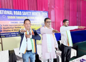 জাতীয় সড়ক সুরক্ষা মাস উপলক্ষে পরিবহন দপ্তরের উদ্যোগে Agartalaর মেলার মাঠ ক্লাব গৃহে শ্রমিক ও রিক্সা-অটো চালকদের নিয়ে পথ সুরক্ষা ও ট্রাফিক নিয়ম মানার বিষয়ে সচেতনতা কর্মসূচি অনুষ্ঠিত হয়। এতে মজদুর মনিটরিং সেলের সভাপতি বিপ্লব কর ও পরিবহন দপ্তরের এমবিআই বিশ্বজিৎ দেববর্মা সহ সংশ্লিষ্ট আধিকারিকরা উপস্থিত ছিলেন।