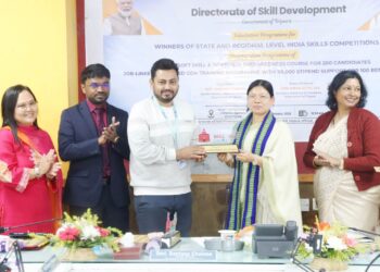 শুক্রবার Agartalaর ইন্দ্রনগরস্থিত আইটি ভবনে শিল্পমন্ত্রী সান্তনা চাকমা-র উপস্থিতিতে ইন্ডিয়া স্কিলস প্রতিযোগিতা ২০২৫-২৬-এর বিজয়ীদের সার্টিফিকেট ও নগদ পুরস্কার বিতরণ করা হয়। উল্লেখ্য, ত্রিপুরা-আসাম ১৬টি ট্রেডে ২৮ জন প্রতিযোগী নিয়ে অংশগ্রহণ করে দুটি স্বর্ণ, দুটি রূপ, একটি ব্রোঞ্জ ও একটি শ্রেষ্ঠত্ব পদক জিতে প্রশংসনীয় সাফল্য অর্জন করেছে।