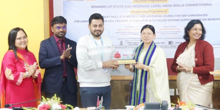 শুক্রবার Agartalaর ইন্দ্রনগরস্থিত আইটি ভবনে শিল্পমন্ত্রী সান্তনা চাকমা-র উপস্থিতিতে ইন্ডিয়া স্কিলস প্রতিযোগিতা ২০২৫-২৬-এর বিজয়ীদের সার্টিফিকেট ও নগদ পুরস্কার বিতরণ করা হয়। উল্লেখ্য, ত্রিপুরা-আসাম ১৬টি ট্রেডে ২৮ জন প্রতিযোগী নিয়ে অংশগ্রহণ করে দুটি স্বর্ণ, দুটি রূপ, একটি ব্রোঞ্জ ও একটি শ্রেষ্ঠত্ব পদক জিতে প্রশংসনীয় সাফল্য অর্জন করেছে।
