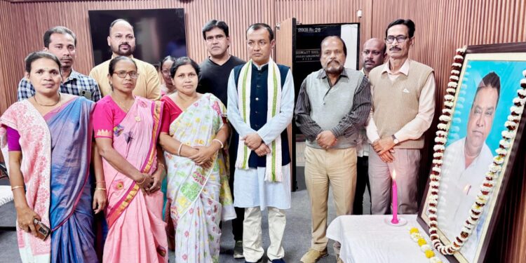 পশ্চিম জেলার জেলা পরিষদের প্রয়াত সভাধিপতি বলই গোস্বামী-কে তাঁর প্রথম মৃত্যুবার্ষিকীতে ফুল, মালা ও গভীর শ্রদ্ধায় স্মরণ করা হল। উল্লেখ্য, গত বছর ১৩ ফেব্রুয়ারি তিনি প্রয়াত হন।