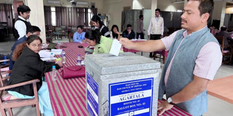 ত্রিপুরা বার কাউন্সিল নির্বাচনে আইনজীবীদের ব্যাপক অংশগ্রহণে শান্তিপূর্ণভাবে চলছে ভোট গ্রহণ।